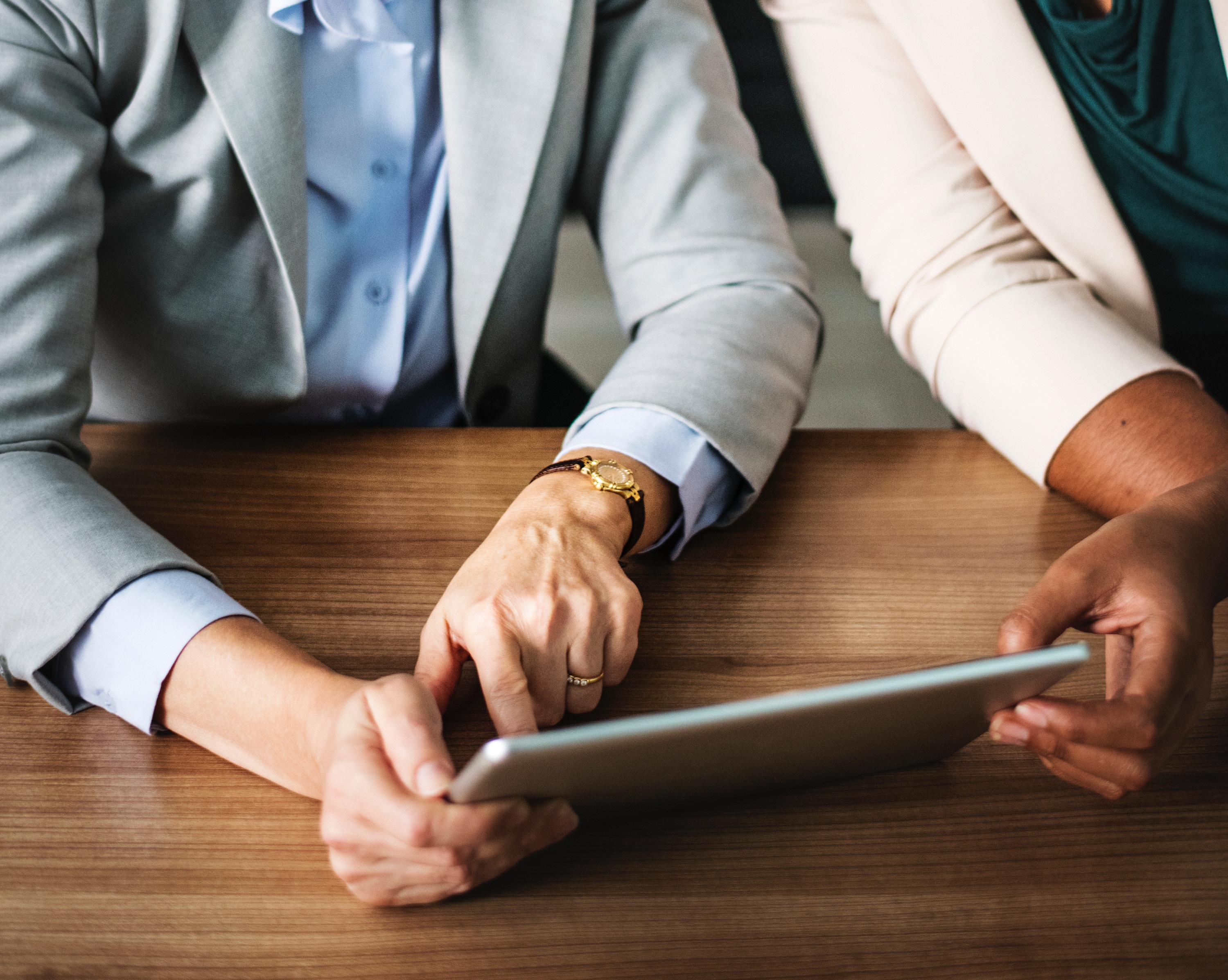 Experto inmobiliario con un cliente