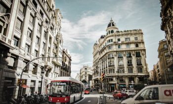Calle Verdi: Un Eje Comercial de Diversidad y Actividad Local en Barcelona